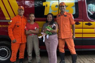 Menina de 13 anos salva irmã recém-nascida com técnica aprendida no Bombeiro Mirim